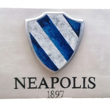 Πινακίδα Τραβερτίνο Πέτρινη Ξενοδοχείου Με Ανάγλυφο Λογοτυπο Neapolis Hote
