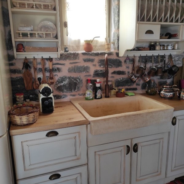 Rustic νεροχύτης κουζίνας πέτρινος τραβερτίνο με μια γούρνα 