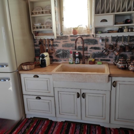 Rustic νεροχύτης κουζίνας πέτρινος τραβερτίνο με μια γούρνα 